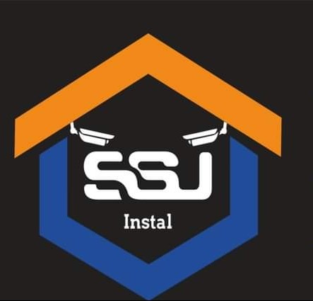 Logo firmy SSJ Instal z dwoma kamerami CCTV wkomponowanymi w górną część znaku graficznego, na czarnym tle.