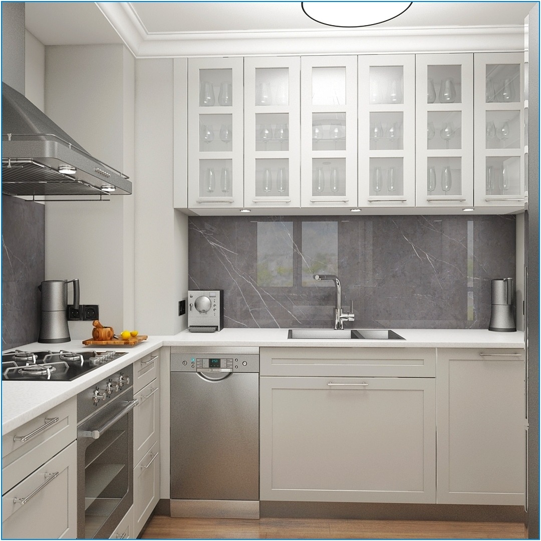 Nowoczesna, jasna kuchnia z szarym marmurowym backsplashiem, białymi szafkami z przeszklonymi frontami i srebrnymi urządzeniami AGD, w tym okapem, piekarnikiem i zmywarką.