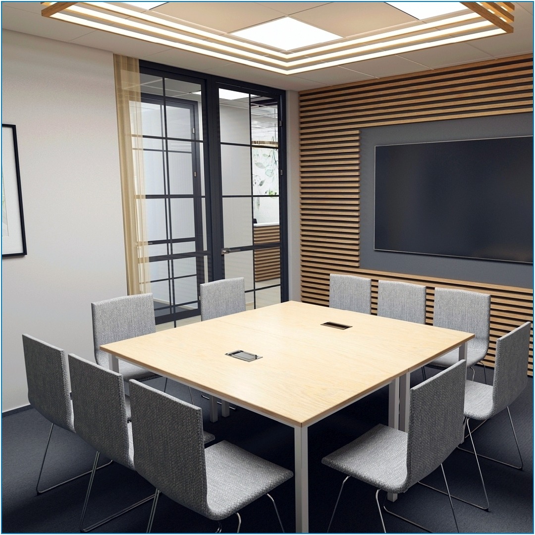 Nowoczesna sala konferencyjna z jasnym, drewnianym stołem, szarymi krzesłami, ścianą z drewnianych paneli i dużym ekranem, oświetlona liniowymi lampami sufitowymi.