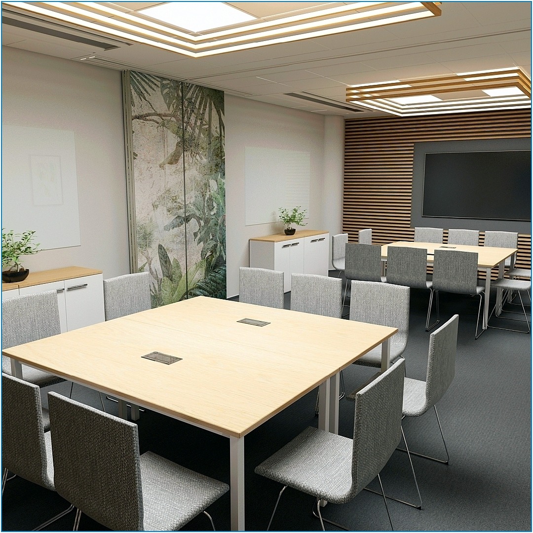 Nowoczesna sala konferencyjna z drewnianymi stołami, szarymi krzesłami i ścianą z motywem roślinnym, oświetlona geometrycznymi lampami sufitowymi.