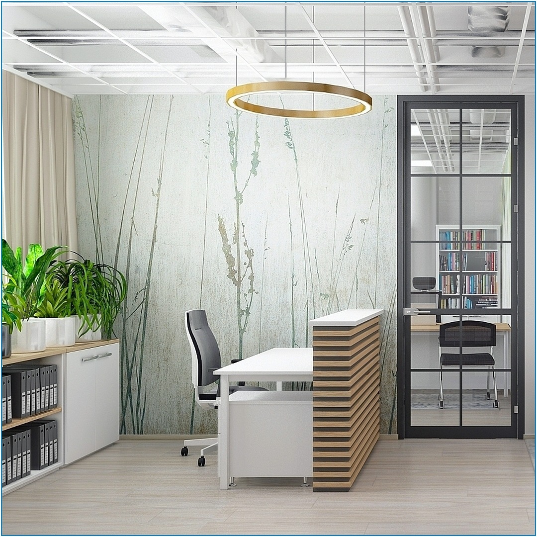 Nowoczesne biuro z recepcją: białe biurko z drewnianymi panelami, szare krzesło biurowe, ściana z motywem roślinnym, okrągła lampa sufitowa i przeszklone drzwi do drugiego pomieszczenia z regałem...