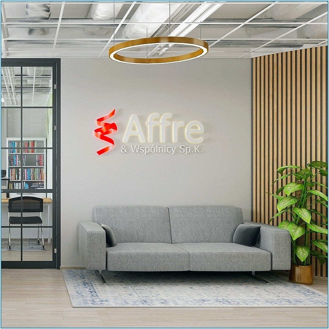 Recepcja biura z szarą sofą, rośliną w doniczce i podświetlanym logo firmy na ścianie, widok na przeszklone pomieszczenie biurowe w tle.