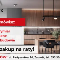 Aranżacja wnętrza z drewnianą zabudową kuchenną i stołem jadalnym, logo firmy Radex Meble w lewym górnym rogu, informacja o meblach na wymiar i możliwości zakupu na raty.