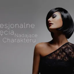 Portret kobiety z krótką, czarną fryzurą bob, zmysłowo odchylona głowa, podkreślone czerwone usta i czarna koronkowa bluzka na tle szarego studia.