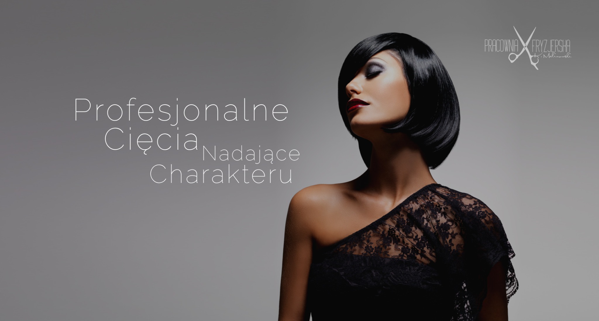 Portret kobiety z krótką, czarną fryzurą bob, zmysłowo odchylona głowa, podkreślone czerwone usta i czarna koronkowa bluzka na tle szarego studia.