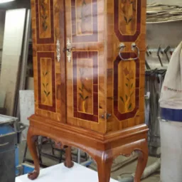 Renowacja kabinetu barokowego . Wykończony w politurze.