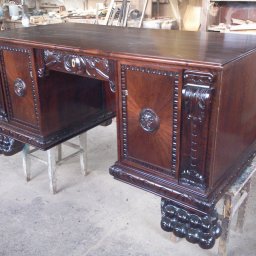 Darek Piotrowski Renowacja mebli , meble na wymiar. - Renowacja biurka międzywojennego. Wykończone w lakierze.