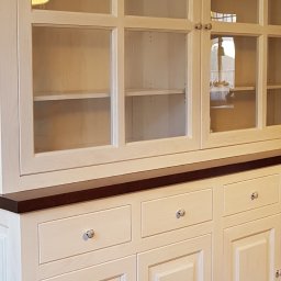 Kredens stylizowany . Wykonany z masywu sosnowego , blat z masywu dębowego. Wykończony w lakierze .