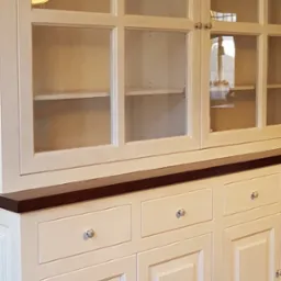 Kredens stylizowany . Wykonany z masywu sosnowego , blat z masywu dębowego. Wykończony w lakierze .