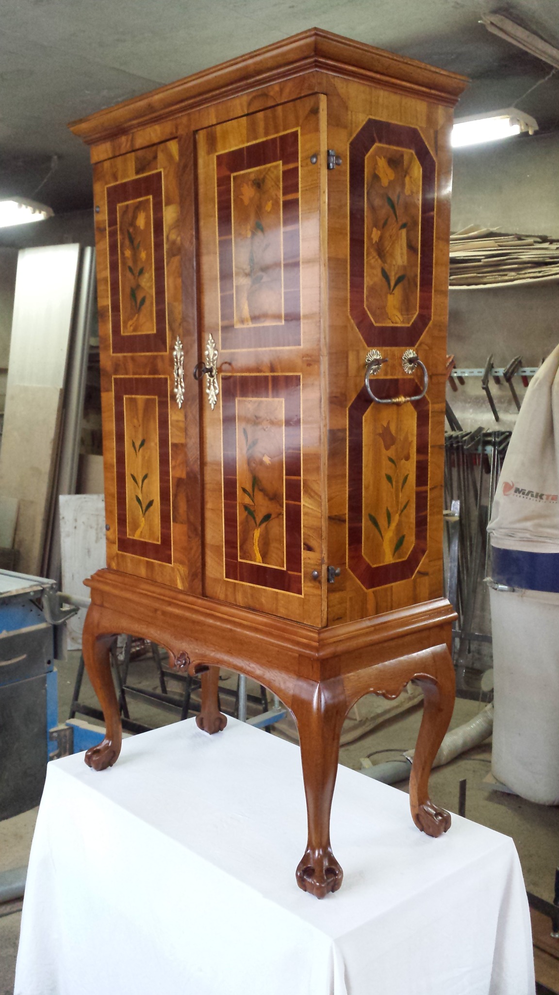 Renowacja kabinetu barokowego . Wykończony w politurze.