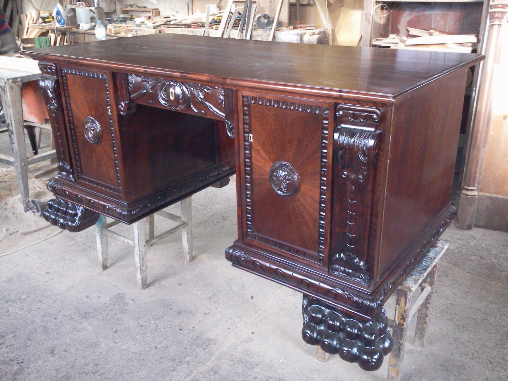 Renowacja biurka międzywojennego. Wykończone w lakierze.