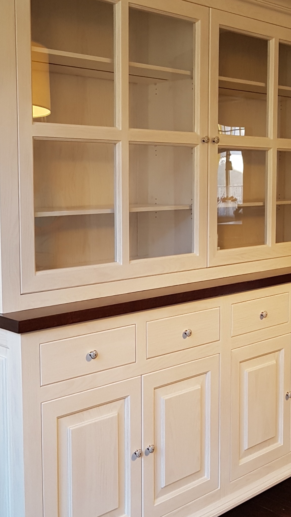 Kredens stylizowany . Wykonany z masywu sosnowego , blat z masywu dębowego. Wykończony w lakierze .