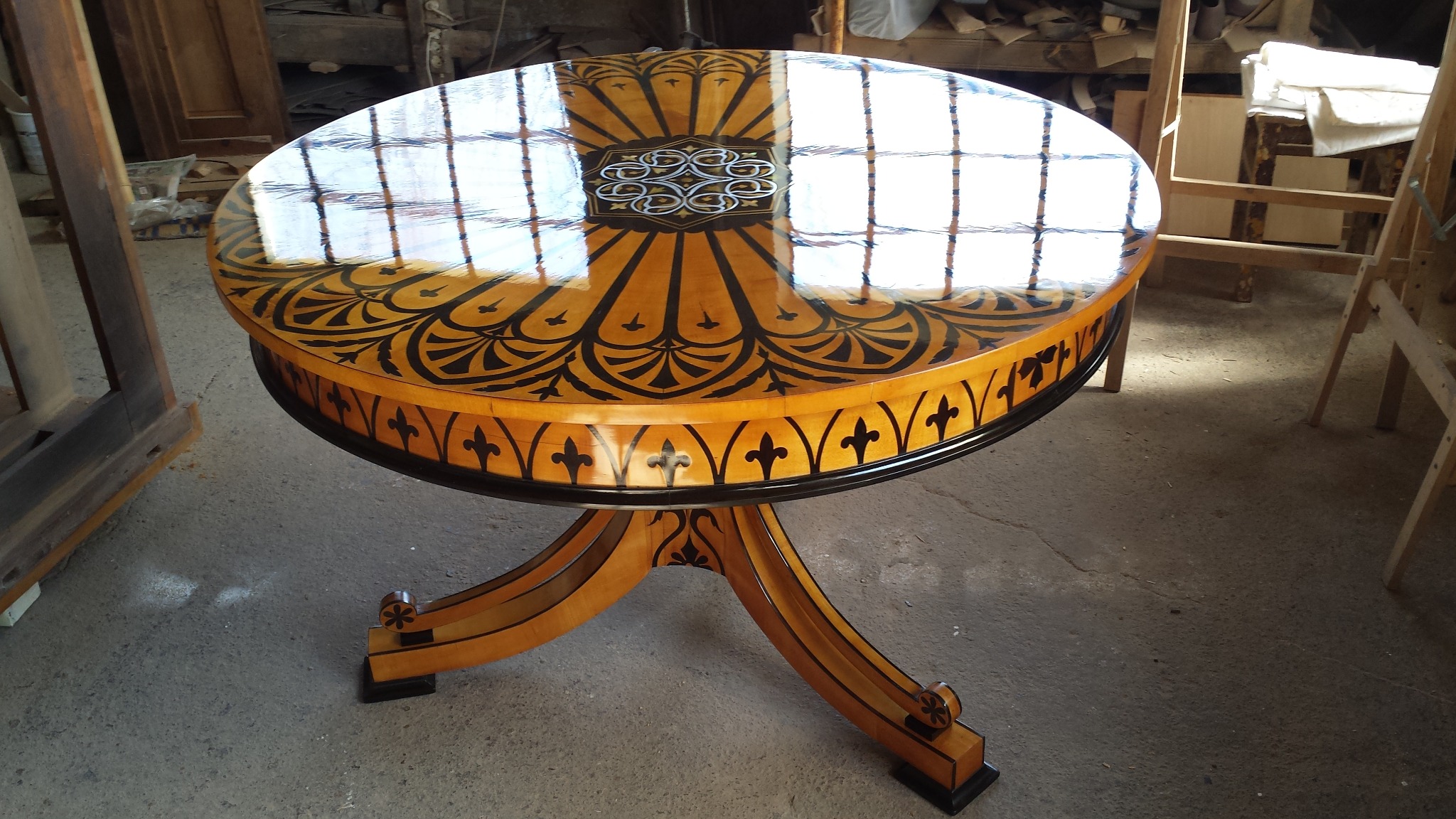 Renowacja stołu z wykonaniem nowego blatu na wzór oryginalnego. Wykończony w politurze.