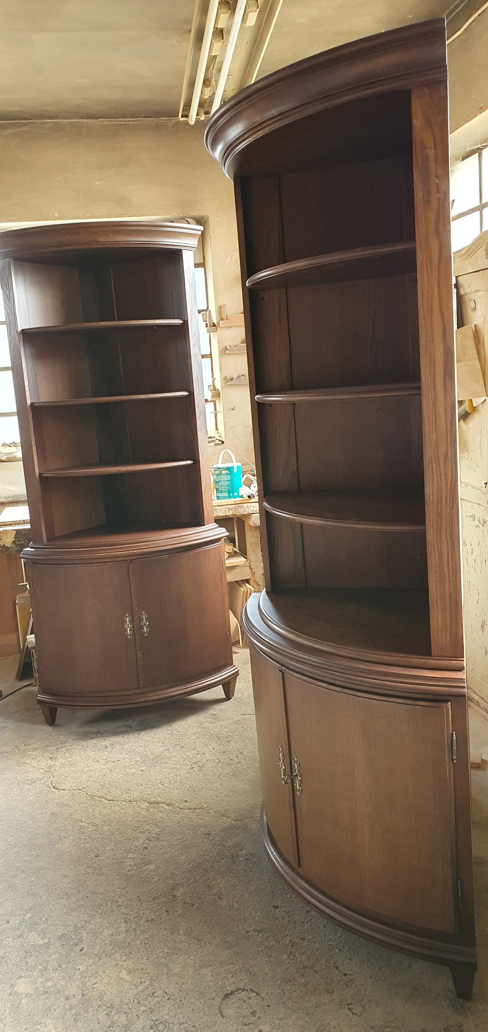 Stylizowane kątniki. Wykonane z masywu dębowego, sklejki , okleiny dębowej. Wykończony w lakierze