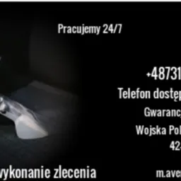 Zdjęcie przedstawia dyszę odkurzacza piorącego na tle ciemnej tapicerki samochodowej, z widocznymi danymi kontaktowymi firmy oferującej usługi czyszczenia.