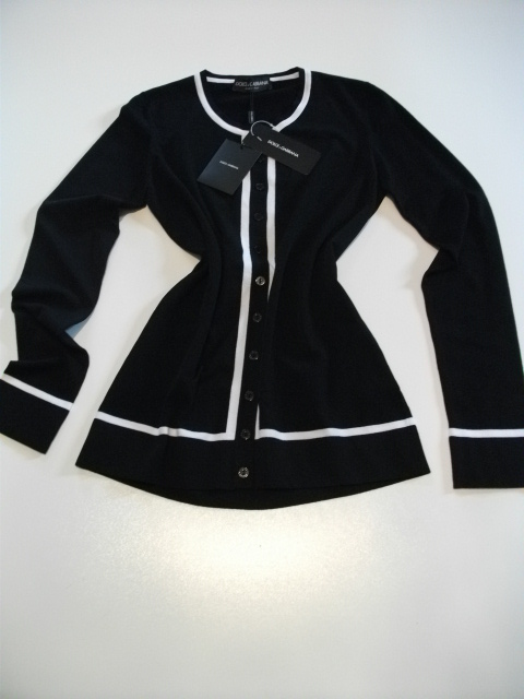 Czarny kardigan marki Dolce & Gabbana z białymi akcentami na białym tle, widoczne metki.