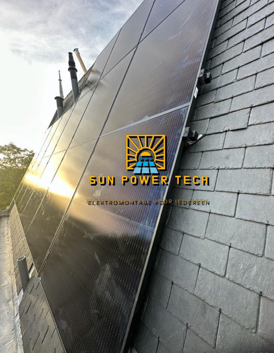 Instalacja paneli słonecznych na dachu krytym łupkiem, widoczne mocowania i logo firmy 'SUN POWER TECH'.