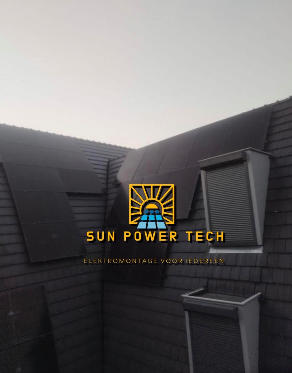 Logo firmy Sun Power Tech na tle dachu z panelami słonecznymi i oknami dachowymi z roletami.