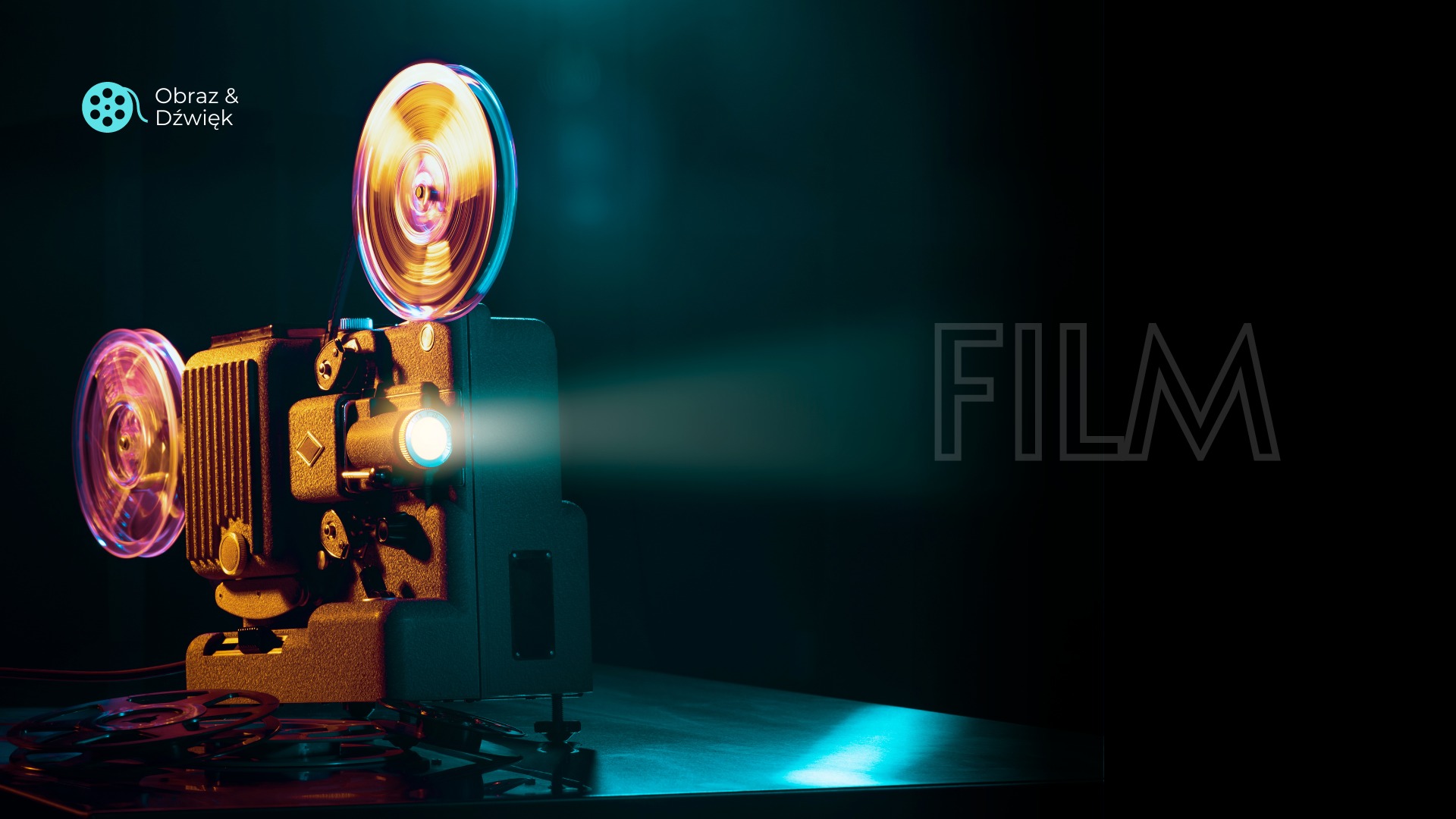 Działający projektor filmowy rzucający snop światła, z obracającymi się szpulami i rozsypanymi taśmami filmowymi na stole, na ciemnym tle z napisem FILM.