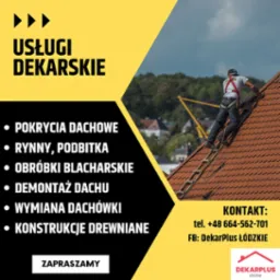 Dekarz w uprzęży bezpieczeństwa wchodzi po drabinie na dach z czerwonej dachówki, w tle budynki i żuraw budowlany, po lewej stronie grafika reklamowa usług dekarskich.