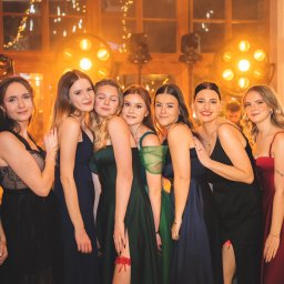 Realizacja zdjęć podczas wydarzeń takich jak imprezy rodzinne, studniówki