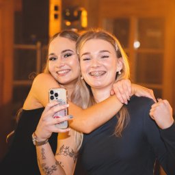 Realizacja zdjęć podczas wydarzeń takich jak imprezy rodzinne, studniówki