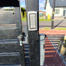 Zamek szyfrowy do otwierania furtki od posesji za pomocą kodu bądź karty 