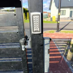 Zamek szyfrowy do otwierania furtki od posesji za pomocą kodu bądź karty