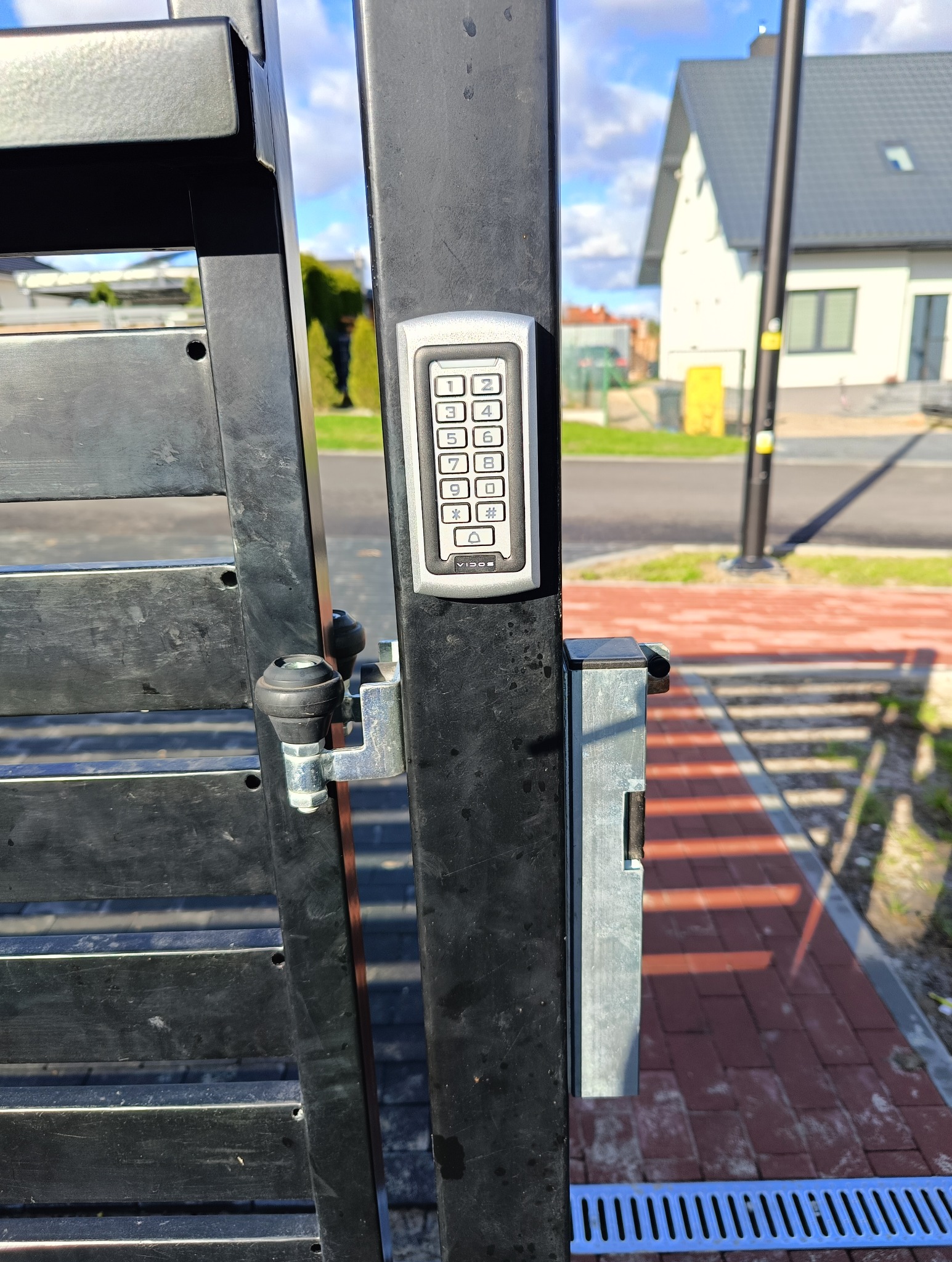 Zamek szyfrowy do otwierania furtki od posesji za pomocą kodu bądź karty