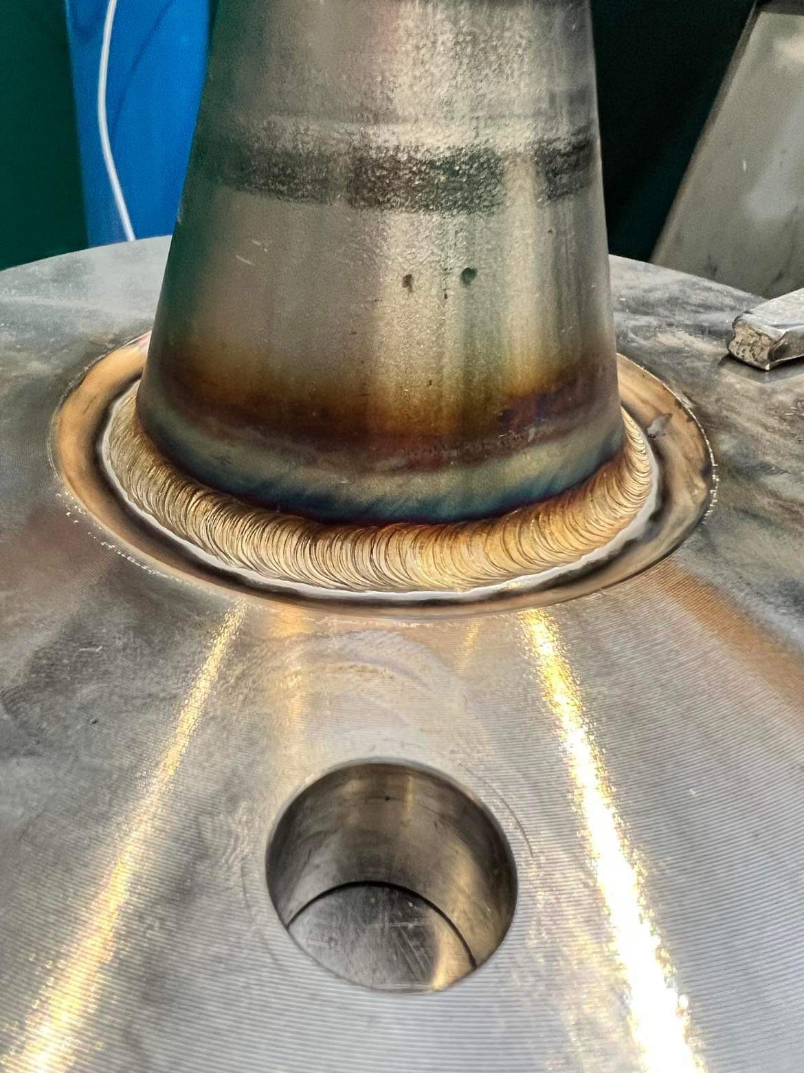 Połączenie spawane rury ze stalową płytą, widoczne ślady ciepła i precyzyjne spoiwo