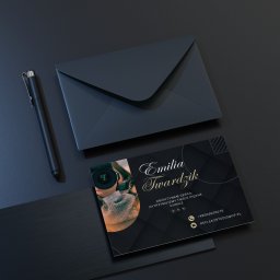 Reflekz Studio - Elegancka wizytówka z motywem fotograficznym, czarna koperta i pióro na ciemnym tle.