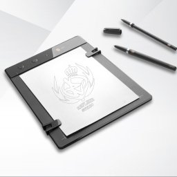 Reflekz Studio - Cyfrowy tablet graficzny z rysikiem ISKN prezentuje szkic wektorowy logo 'Reflekz Studio' z koroną i abstrakcyjnymi elementami.