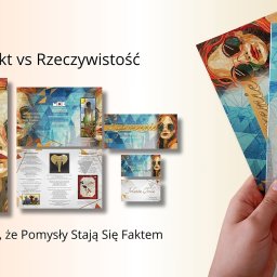 Reflekz Studio - Ulotki i zaproszenia na wystawę witraży i mozaik, prezentujące projekt graficzny oraz gotowy produkt, trzymane w dłoni.