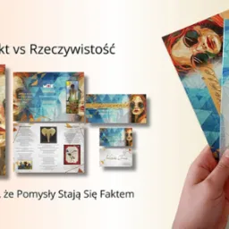 Ulotki i zaproszenia na wystawę witraży i mozaik, prezentujące projekt graficzny oraz gotowy produkt, trzymane w dłoni.