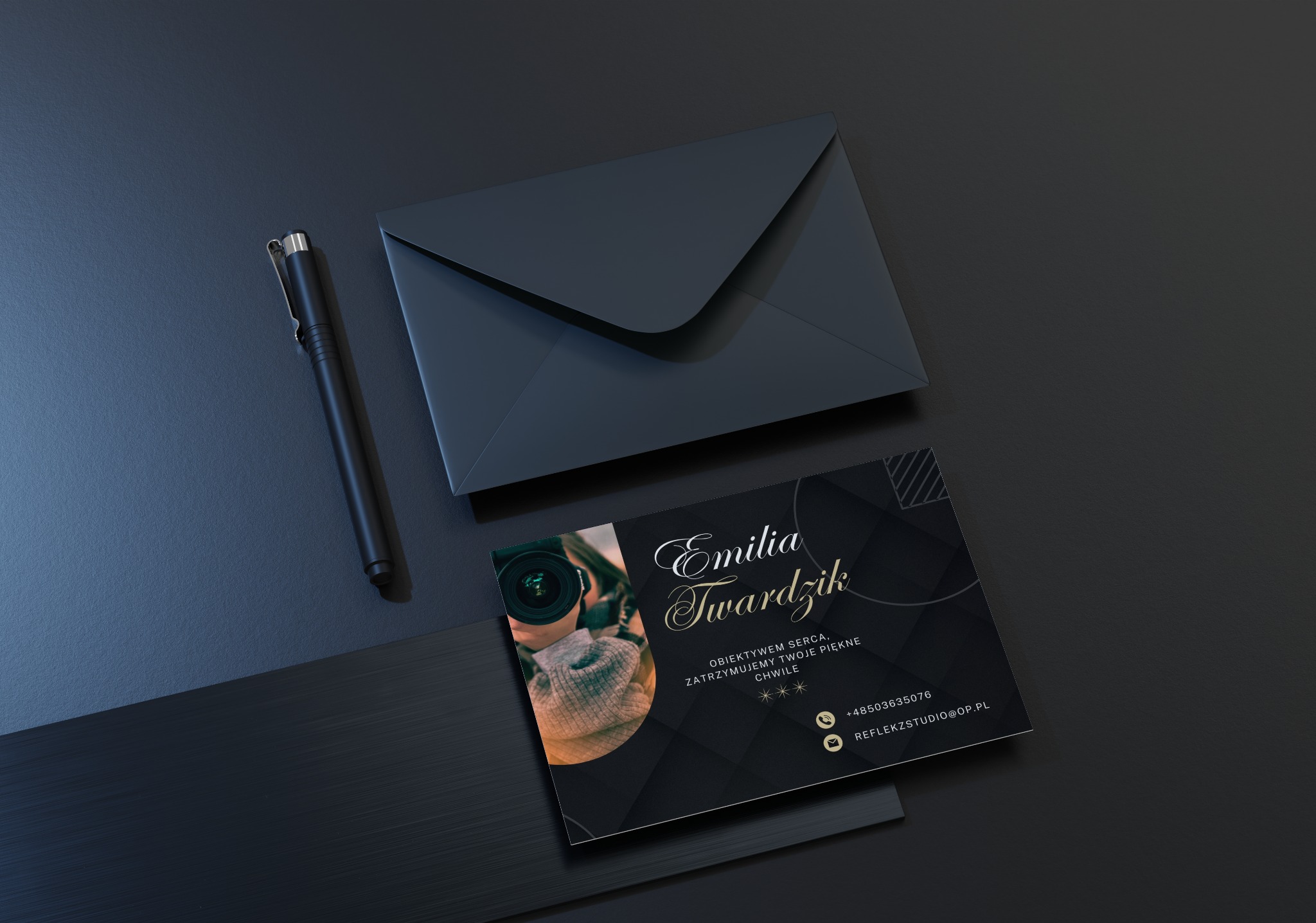 Elegancka wizytówka z motywem fotograficznym, czarna koperta i pióro na ciemnym tle.
