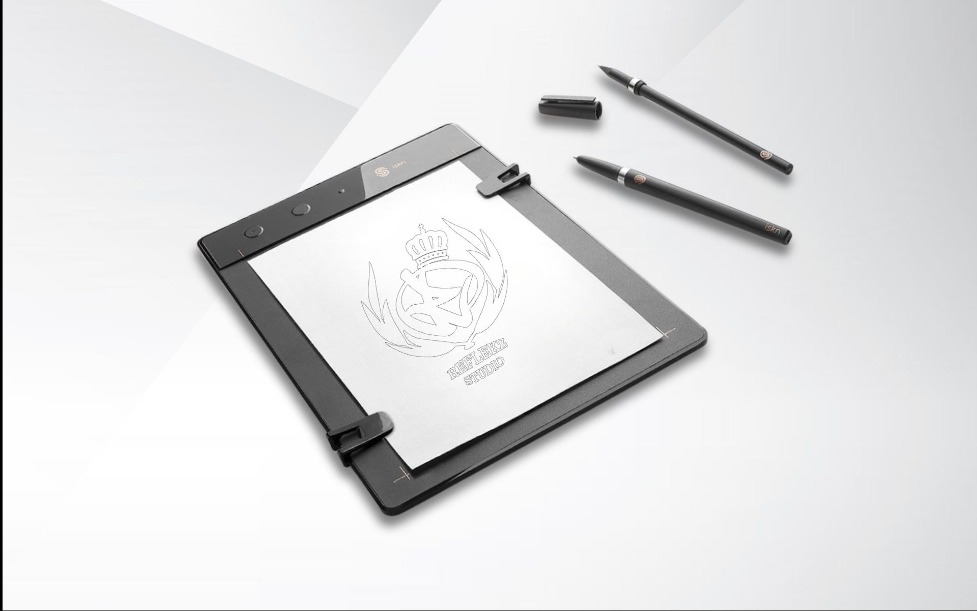 Cyfrowy tablet graficzny z rysikiem ISKN prezentuje szkic wektorowy logo 'Reflekz Studio' z koroną i abstrakcyjnymi elementami.