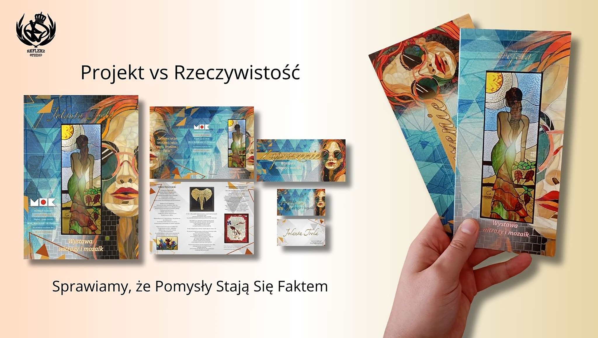 Ulotki i zaproszenia na wystawę witraży i mozaik, prezentujące projekt graficzny oraz gotowy produkt, trzymane w dłoni.