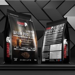 Dominik Tadej - Dwa czarne opakowania karmy dla sportowców Illyrians Supplements Warrior Whey Protein Premium Whey Blend, z widocznymi informacjami o wartościach odżywczych i logo firmy, na ciemnym tle...