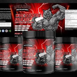 Dominik Tadej - Trzy czarne pojemniki suplementu diety dla sportowców z wizerunkiem wilka-zapaśnika na etykiecie, na tle plakatu informacyjnego z danymi odżywczymi i logo marki.