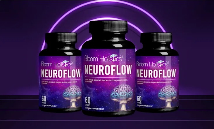Trzy czarne butelki suplementu diety Neuroflow marki Bloom Holistics na fioletowym tle z neonowym okręgiem. Etykiety zawierają nazwę produktu, logo i ilustrację grzyba z geometrycznym wzorem.