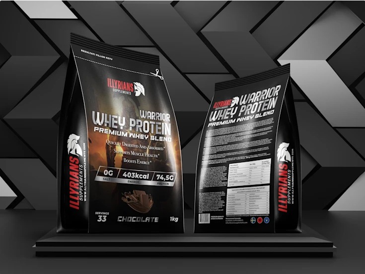 Dwa czarne opakowania karmy dla sportowców Illyrians Supplements Warrior Whey Protein Premium Whey Blend, z widocznymi informacjami o wartościach odżywczych i logo firmy, na ciemnym tle...
