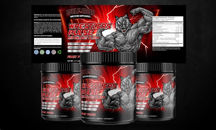 Trzy czarne pojemniki suplementu diety dla sportowców z wizerunkiem wilka-zapaśnika na etykiecie, na tle plakatu informacyjnego z danymi odżywczymi i logo marki.