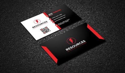 Dwie wizytówki leżące na ciemnym, teksturowanym tle. Jedna wizytówka jest biała z czerwonym akcentem i logo, a druga czarna z czerwonym akcentem i logo. Na wizytówkach widoczne dane kontaktowe...