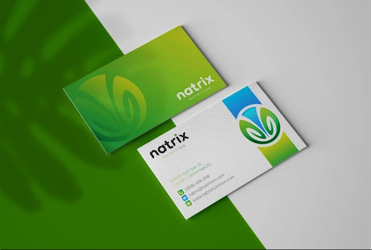 Dwie wizytówki firmy Natrix Nutrition leżące na zielono-białym tle; jedna z zielonym gradientem i logo, druga z danymi kontaktowymi i logo.