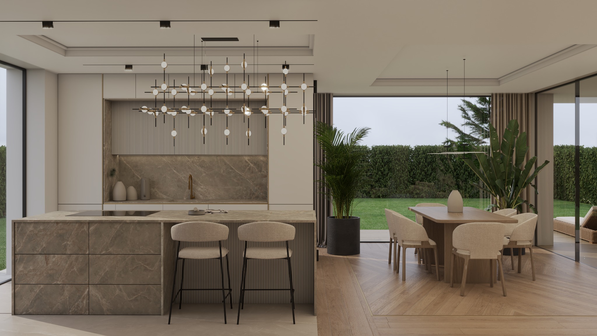 Elegancka kuchnia z wyspą, marmurowym blatem i złotą armaturą. Nad wyspą nowoczesna lampa. Za oknem widok na zielony ogród. Krzesła barowe w neutralnej kolorystyce.