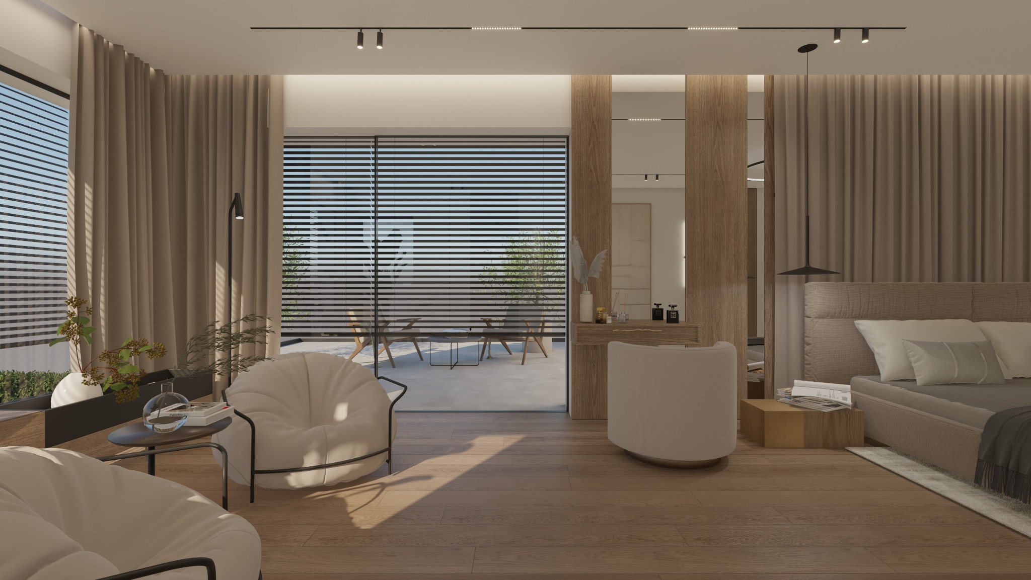 Jasna sypialnia z drewnianą podłogą i beżowymi zasłonami. Widok na taras przez przesuwne drzwi z żaluzjami. Wnętrze doświetlone lampami sufitowymi.