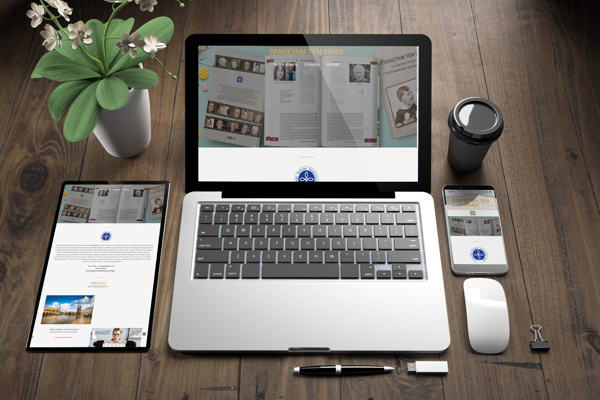 Laptop, tablet i smartfon wyświetlające tę samą stronę internetową na drewnianym biurku z kwiatami, kawą i akcesoriami biurowymi.