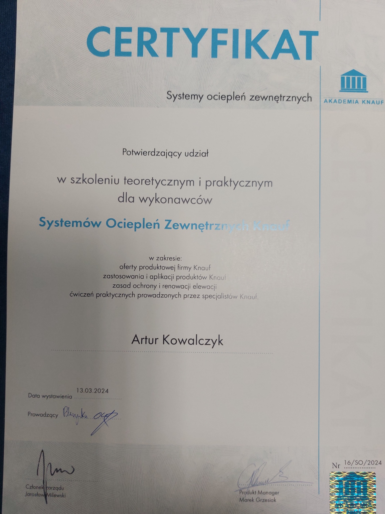 Certyfikat Akademii Knauf potwierdzający udział w szkoleniu teoretycznym i praktycznym dla wykonawców systemów ociepleń zewnętrznych, z datą wystawienia 13.03.2024.