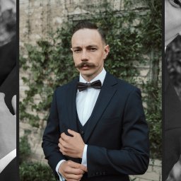 Kuleszaworks Tomasz Kulesza - Elegancki mężczyzna z wąsami w granatowym garniturze i muszce na tle ceglanej ściany z zielenią. Portret w stylu retro.