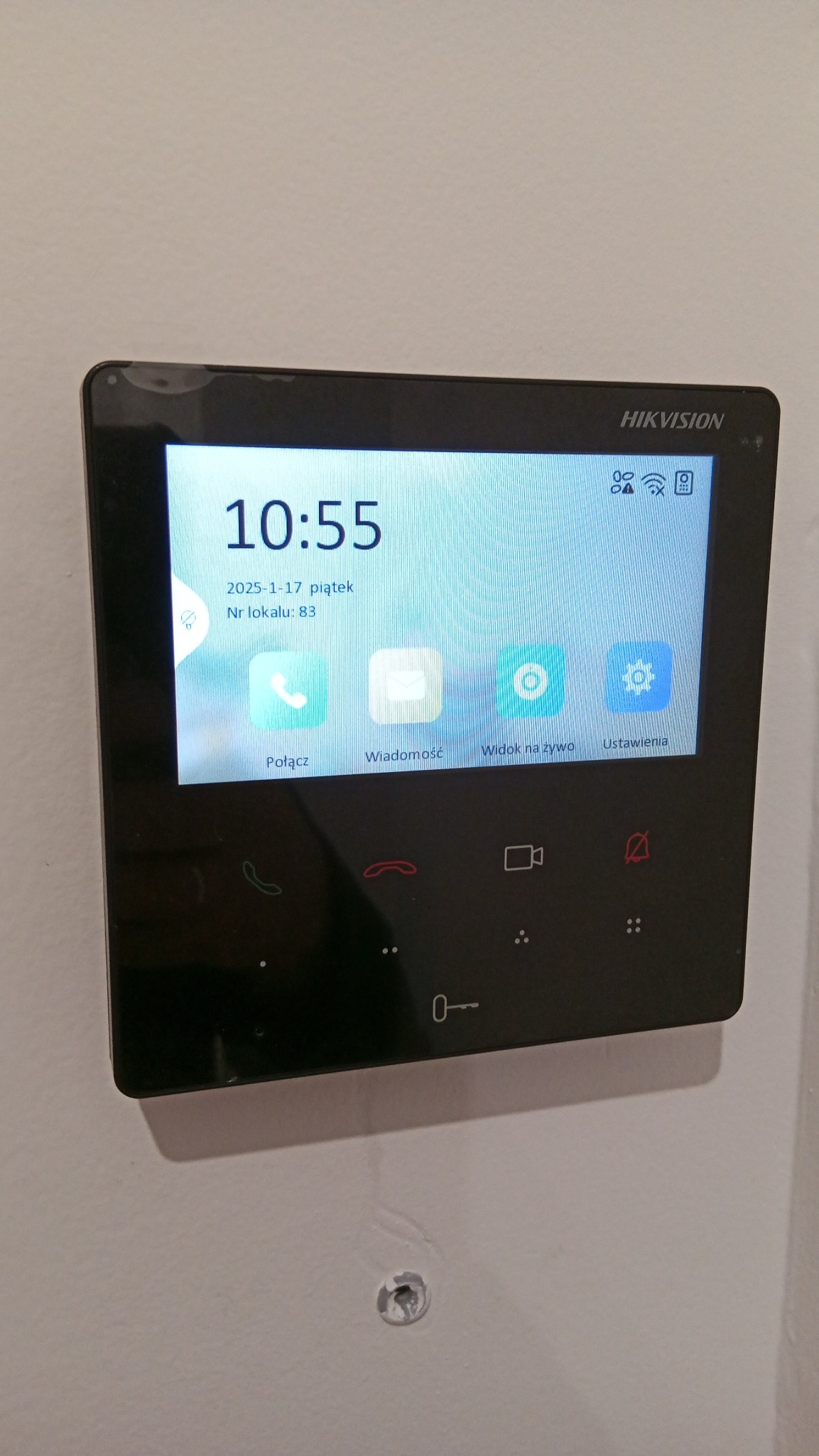 Zamontowany panel domofonu Hikvision z ekranem dotykowym, na którym wyświetlona jest godzina 10:55, data 17 stycznia 2025 i numer lokalu 83.